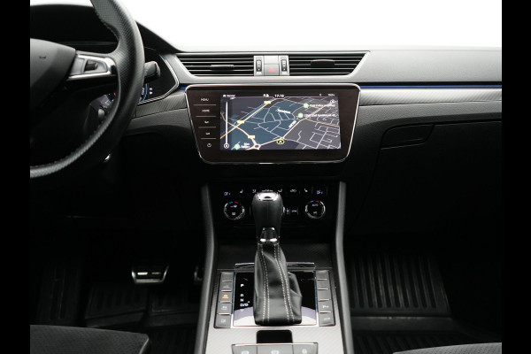 Škoda Superb Combi 1.4 TSI iV Sportline Dealer O.H PHEV | Adaptive Cruise | Alcantara Sportstoelen Memory & Verwarmd | Apple Carplay | Sfeerverlichting | Keyless | Blis | Camera | Virtual | Navigatie | DAB |