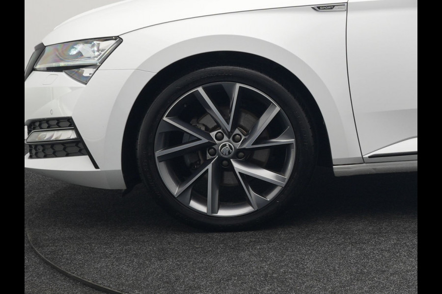 Škoda Superb Combi 1.4 TSI iV Sportline Dealer O.H PHEV | Adaptive Cruise | Alcantara Sportstoelen Memory & Verwarmd | Apple Carplay | Sfeerverlichting | Keyless | Blis | Camera | Virtual | Navigatie | DAB |