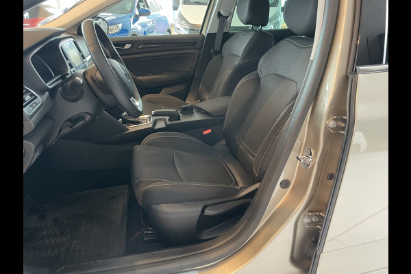 Renault Mégane 1.5 dCi Bose Airco - Cruise control - Parkeersensoren voor en achter - Navigatiesysteem - Keyless entry - Mistlampen voor -  Bluetooth - Rijstrooksensor - Stuurmultifunctioneel - Elektrische ramen voor en - Zeer weinig kilometers