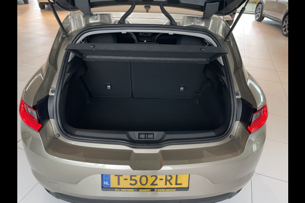 Renault Mégane 1.5 dCi Bose Airco - Cruise control - Parkeersensoren voor en achter - Navigatiesysteem - Keyless entry - Mistlampen voor -  Bluetooth - Rijstrooksensor - Stuurmultifunctioneel - Elektrische ramen voor en - Zeer weinig kilometers