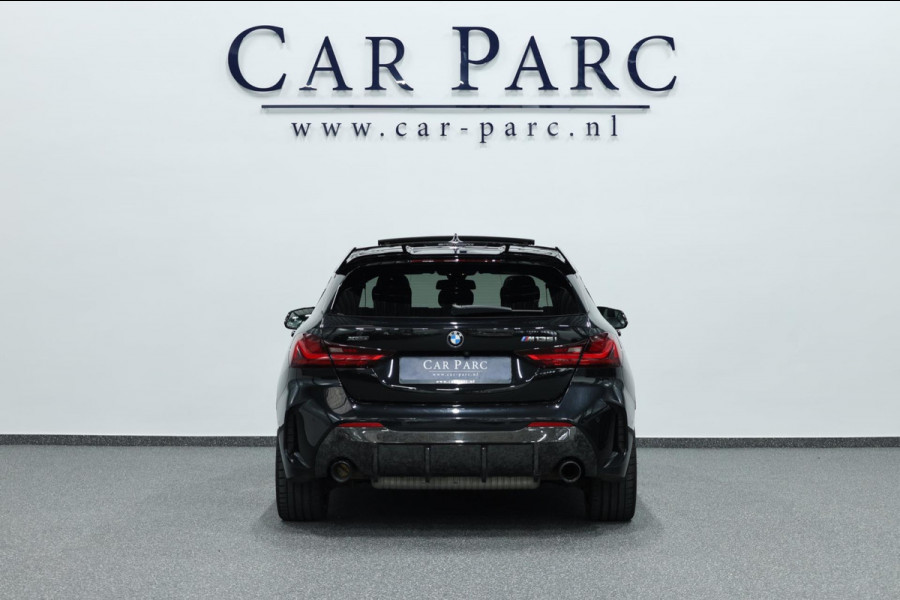 BMW 1-serie M135i xDrive 306+PK M-PERFORMANCE/FORGED CARBON/VIRTUAL/SFEER/LEER+S.VERWARMING+MEMORY/LMV/CAM/CRUISE/12 MND GARANTIE!
