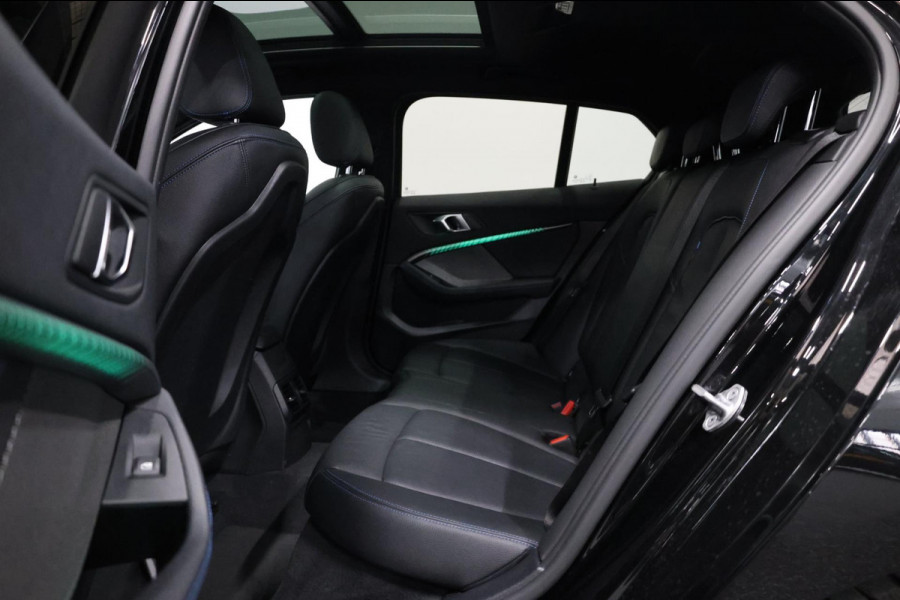 BMW 1-serie M135i xDrive 306+PK M-PERFORMANCE/FORGED CARBON/VIRTUAL/SFEER/LEER+S.VERWARMING+MEMORY/LMV/CAM/CRUISE/12 MND GARANTIE!