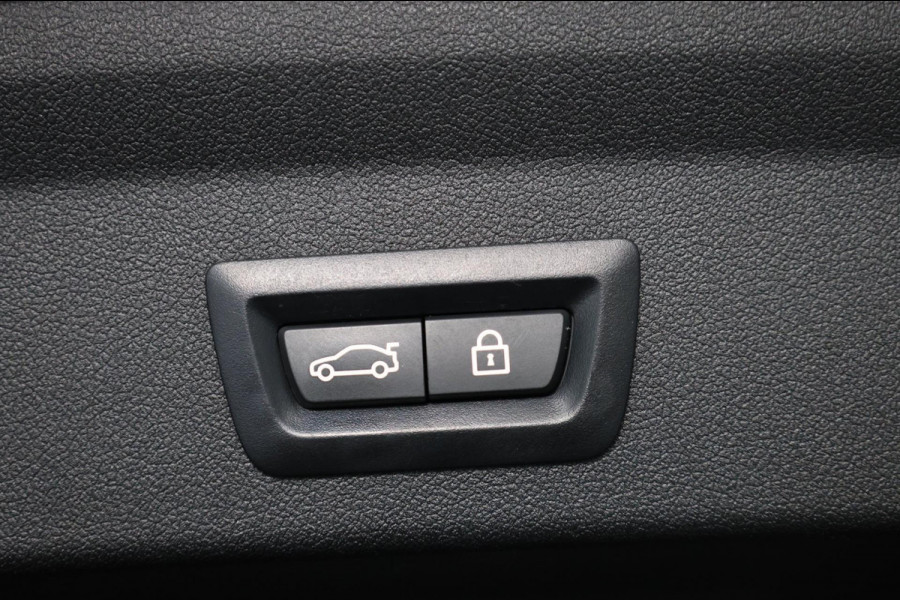 BMW 1-serie M135i xDrive 306+PK M-PERFORMANCE/FORGED CARBON/VIRTUAL/SFEER/LEER+S.VERWARMING+MEMORY/LMV/CAM/CRUISE/12 MND GARANTIE!