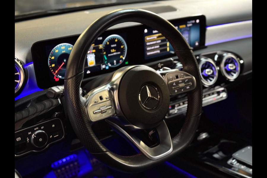 Mercedes-Benz A-Klasse 180 Business Solution AMG | NAP | Pano | Camera | Sfeerverlichting | Stoelverwarming
