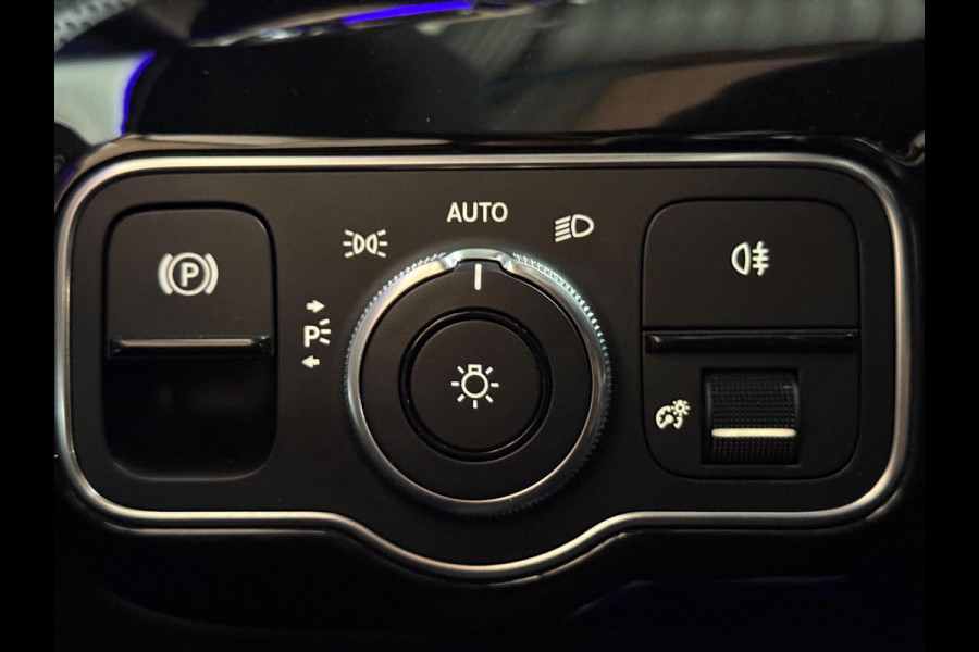 Mercedes-Benz A-Klasse 180 Business Solution AMG | NAP | Pano | Camera | Sfeerverlichting | Stoelverwarming