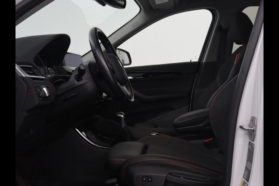 BMW X1 xDrive25e Sport Line | Stoelverwarming | Camera | Full LED | Sportstoelen | Keyless | Navigatie | Climate control | Parkeerhulp | Cruise control | DAB | Bluetooth