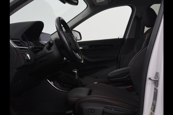 BMW X1 xDrive25e Sport Line | Stoelverwarming | Camera | Full LED | Sportstoelen | Keyless | Navigatie | Climate control | Parkeerhulp | Cruise control | DAB | Bluetooth