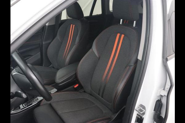 BMW X1 xDrive25e Sport Line | Stoelverwarming | Camera | Full LED | Sportstoelen | Keyless | Navigatie | Climate control | Parkeerhulp | Cruise control | DAB | Bluetooth