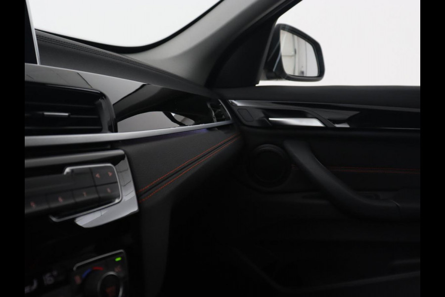 BMW X1 xDrive25e Sport Line | Stoelverwarming | Camera | Full LED | Sportstoelen | Keyless | Navigatie | Climate control | Parkeerhulp | Cruise control | DAB | Bluetooth