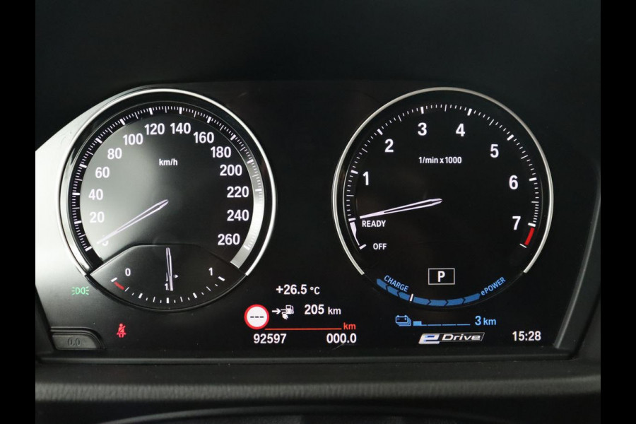 BMW X1 xDrive25e Sport Line | Stoelverwarming | Camera | Full LED | Sportstoelen | Keyless | Navigatie | Climate control | Parkeerhulp | Cruise control | DAB | Bluetooth