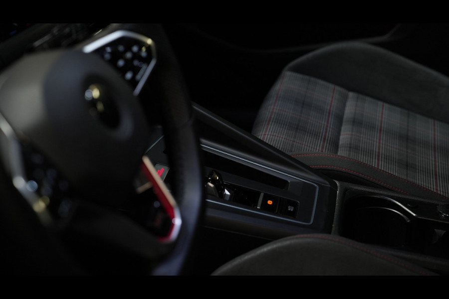 Volkswagen Golf 2.0 TSI GTI IQ LIGHTS/HARMAN KARDON/CARPLAY/BLINDSPOT/STOELVERWARMING/APK/245PK
