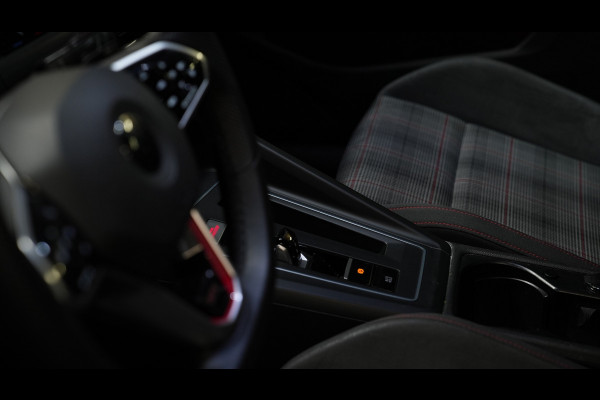 Volkswagen Golf 2.0 TSI GTI IQ LIGHTS/HARMAN KARDON/CARPLAY/BLINDSPOT/STOELVERWARMING/APK/245PK