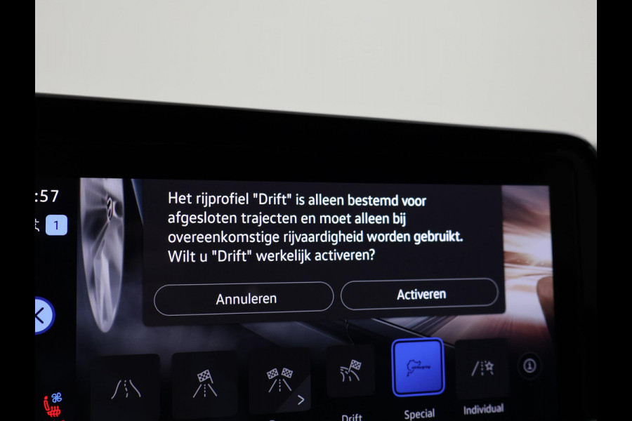 Volkswagen Golf R 2.0 TSI R 4MOTION 320 PK + AKRAPOVIC UITLAAT | PANORAMA | STOELVENTILATIE | HARMAN/KARDON | NAPPA LEDER