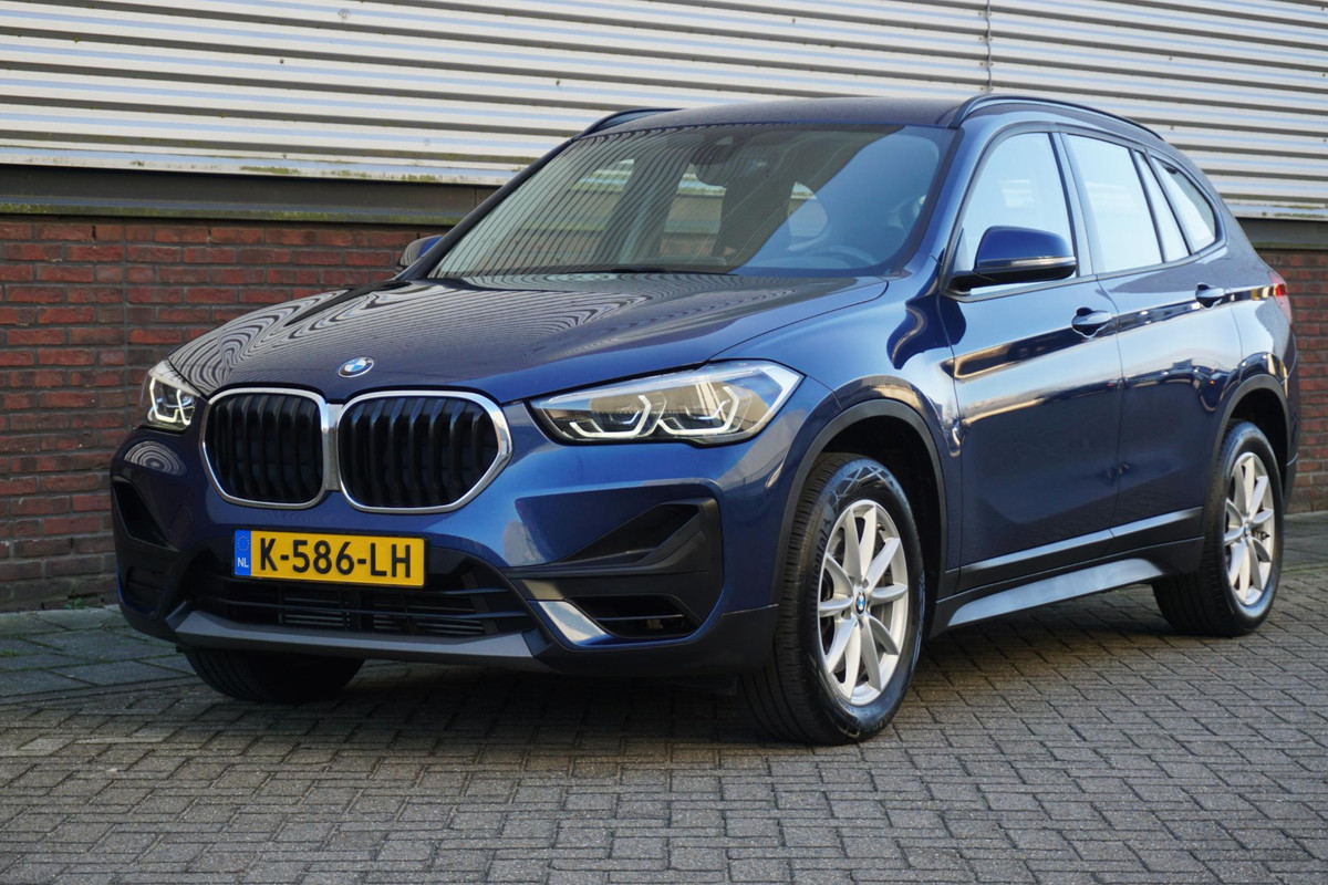 BMW X1 sDrive20i Executive Edition/Head-Up/Sportstoelen/ LED/Trekhaak.