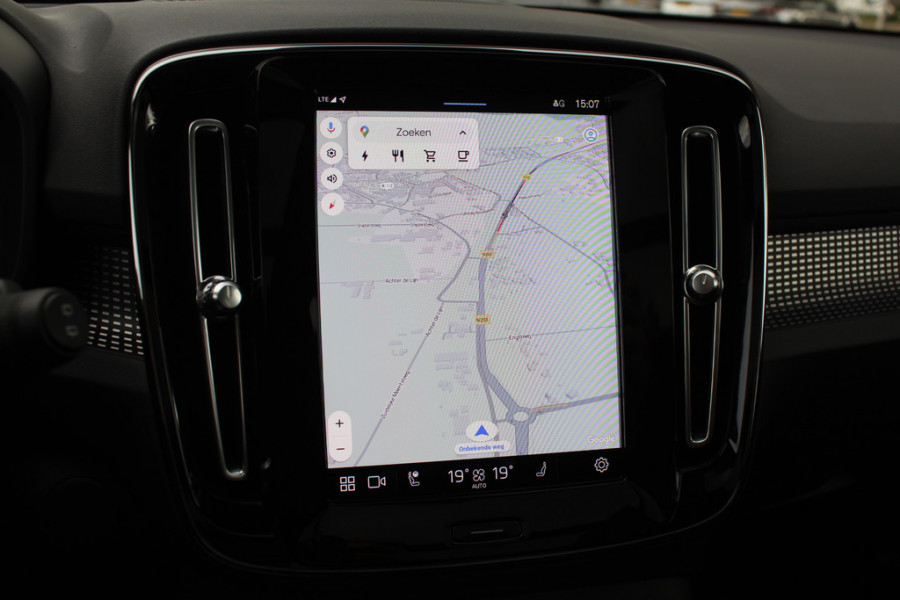 Volvo XC40 Recharge P8 AWD R-Design / Trekhaak / Camera / Keyless / Harman Kardon / 19'' / Half leder / Stuur+Stoelverwarming / DAB / Dodehoek / ACC