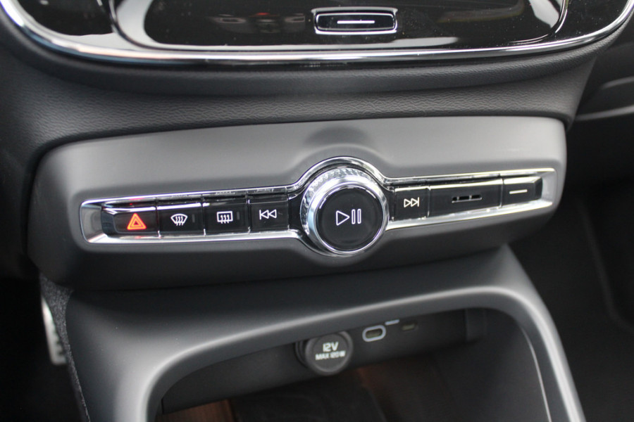 Volvo XC40 Recharge P8 AWD R-Design / Trekhaak / Camera / Keyless / Harman Kardon / 19'' / Half leder / Stuur+Stoelverwarming / DAB / Dodehoek / ACC