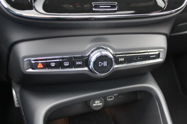 Volvo XC40 Recharge P8 AWD R-Design / Trekhaak / Camera / Keyless / Harman Kardon / 19'' / Half leder / Stuur+Stoelverwarming / DAB / Dodehoek / ACC