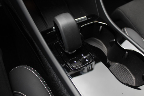 Volvo XC40 Recharge P8 AWD R-Design / Trekhaak / Camera / Keyless / Harman Kardon / 19'' / Half leder / Stuur+Stoelverwarming / DAB / Dodehoek / ACC