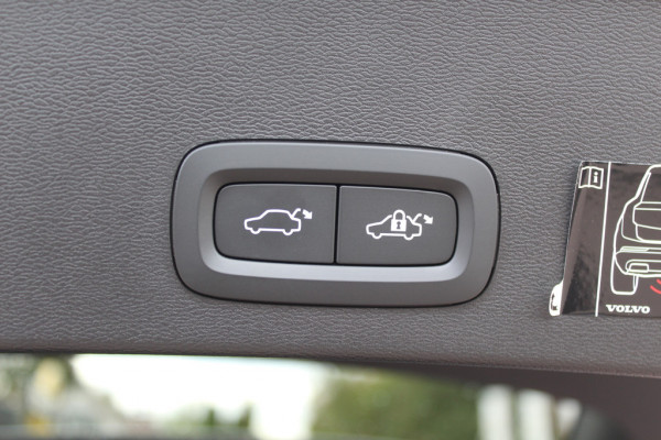Volvo XC40 Recharge P8 AWD R-Design / Trekhaak / Camera / Keyless / Harman Kardon / 19'' / Half leder / Stuur+Stoelverwarming / DAB / Dodehoek / ACC