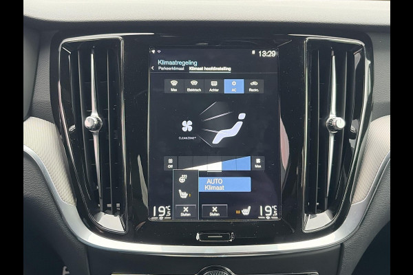 Volvo V60 2.0 B4 R-Design| Elektr. Sportstoelen | 19inch LMV | Trekhaak | Camera | Climate Pack | Pilot Assist | Carplay - Android