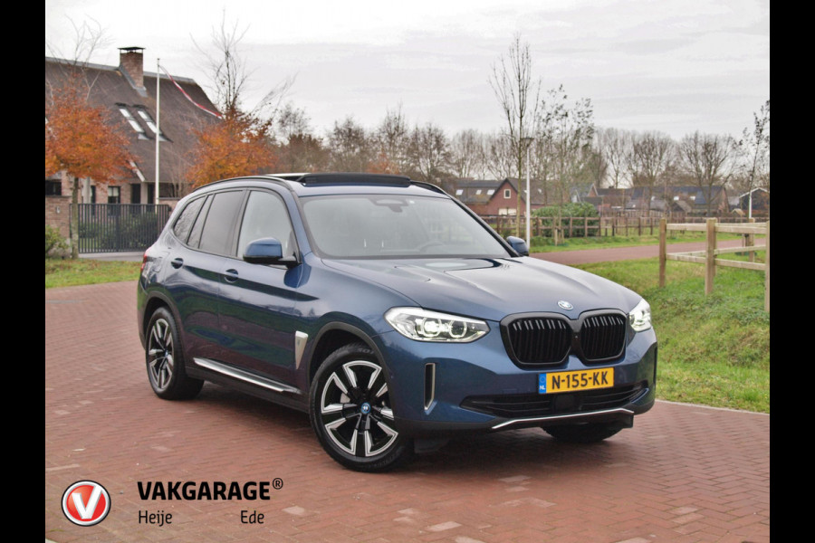BMW iX3 Executive 80 kWh | Panoramadak | Sfeerverlichting | Camera | Apple Carplay | NL-Auto |