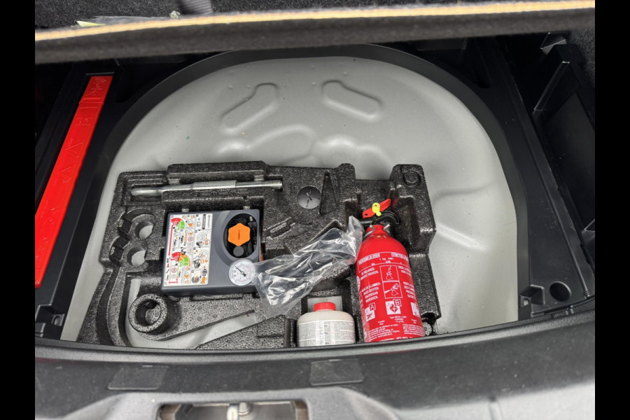 Volvo V40 1.5 T2 R-design Aut Navigatie Keyless Leder+verwarming Pdc v+a Led Clima