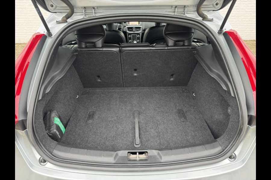 Volvo V40 1.5 T2 R-design Aut Navigatie Keyless Leder+verwarming Pdc v+a Led Clima