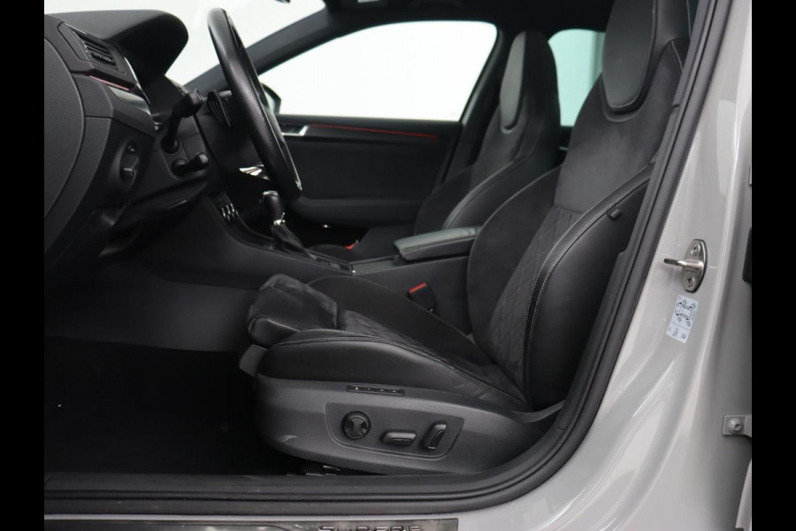 Škoda Superb 1.4 TSI iV Sportline | Panoramadak | Trekhaak | Stoelverwarming | Adaptive cruise | Camera | Alcantara | 19'' | Carplay | Matrix LED | Navigatie | Achterbankverwarming | PHEV | Plug In