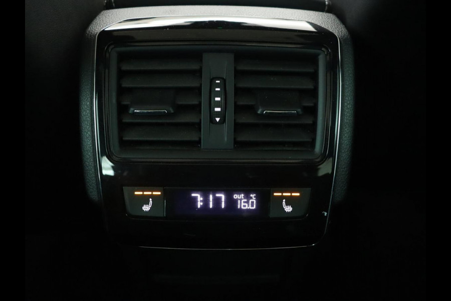 Škoda Superb 1.4 TSI iV Sportline | Panoramadak | Trekhaak | Stoelverwarming | Adaptive cruise | Camera | Alcantara | 19'' | Carplay | Matrix LED | Navigatie | Achterbankverwarming | PHEV | Plug In