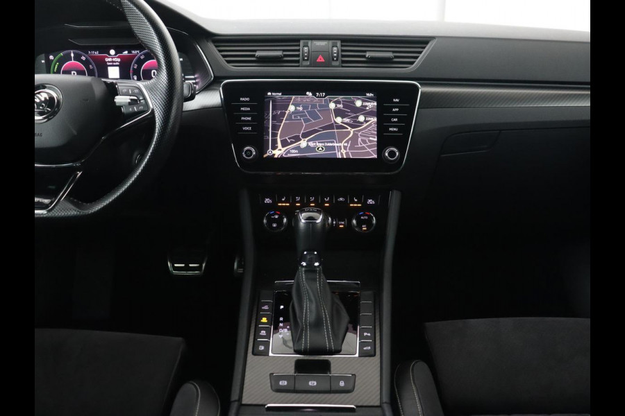 Škoda Superb 1.4 TSI iV Sportline | Panoramadak | Trekhaak | Stoelverwarming | Adaptive cruise | Camera | Alcantara | 19'' | Carplay | Matrix LED | Navigatie | Achterbankverwarming | PHEV | Plug In