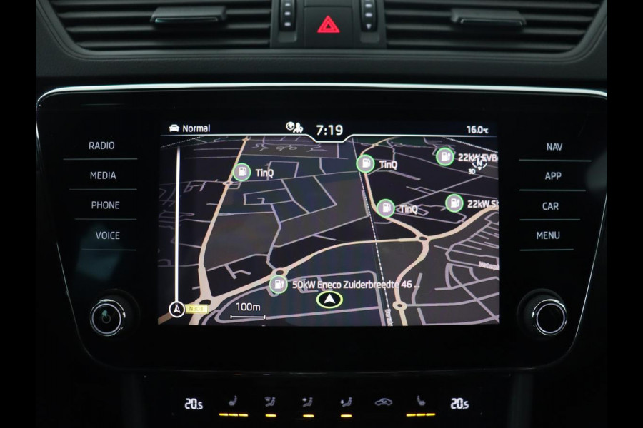 Škoda Superb 1.4 TSI iV Sportline | Panoramadak | Trekhaak | Stoelverwarming | Adaptive cruise | Camera | Alcantara | 19'' | Carplay | Matrix LED | Navigatie | Achterbankverwarming | PHEV | Plug In