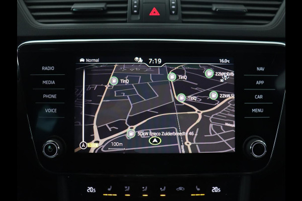 Škoda Superb 1.4 TSI iV Sportline | Panoramadak | Trekhaak | Stoelverwarming | Adaptive cruise | Camera | Alcantara | 19'' | Carplay | Matrix LED | Navigatie | Achterbankverwarming | PHEV | Plug In