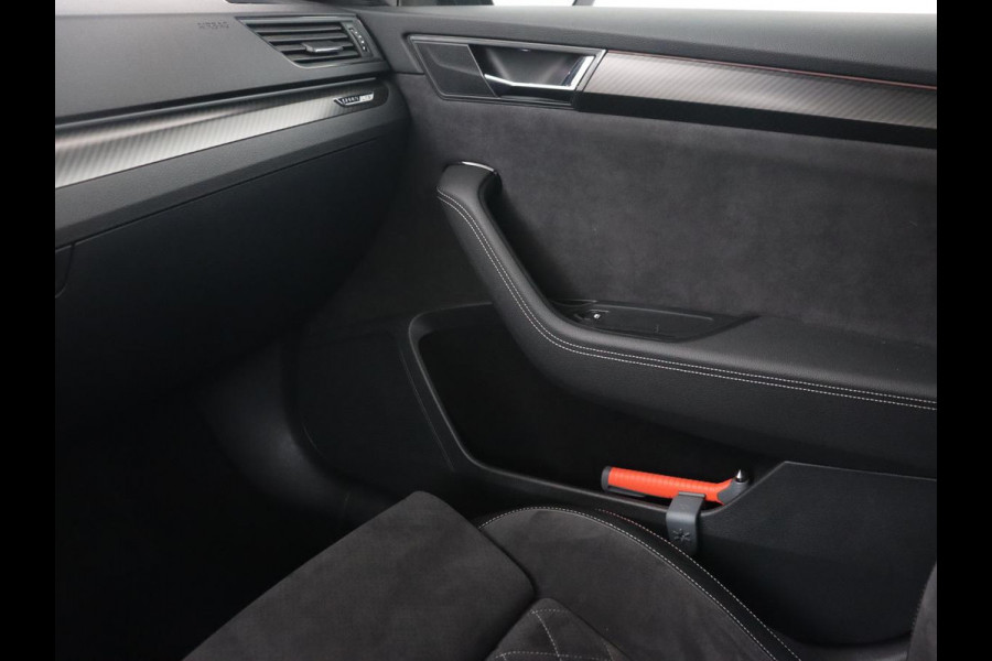 Škoda Superb 1.4 TSI iV Sportline | Panoramadak | Trekhaak | Stoelverwarming | Adaptive cruise | Camera | Alcantara | 19'' | Carplay | Matrix LED | Navigatie | Achterbankverwarming | PHEV | Plug In