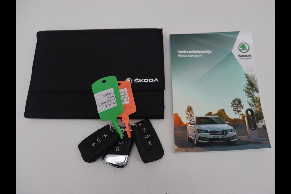 Škoda Superb 1.4 TSI iV Sportline | Panoramadak | Trekhaak | Stoelverwarming | Adaptive cruise | Camera | Alcantara | 19'' | Carplay | Matrix LED | Navigatie | Achterbankverwarming | PHEV | Plug In