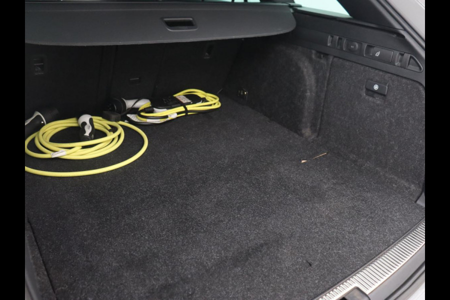 Škoda Superb 1.4 TSI iV Sportline | Panoramadak | Trekhaak | Stoelverwarming | Adaptive cruise | Camera | Alcantara | 19'' | Carplay | Matrix LED | Navigatie | Achterbankverwarming | PHEV | Plug In