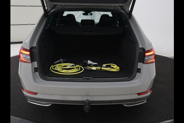 Škoda Superb 1.4 TSI iV Sportline | Panoramadak | Trekhaak | Stoelverwarming | Adaptive cruise | Camera | Alcantara | 19'' | Carplay | Matrix LED | Navigatie | Achterbankverwarming | PHEV | Plug In