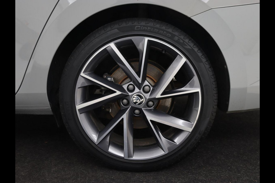 Škoda Superb 1.4 TSI iV Sportline | Panoramadak | Trekhaak | Stoelverwarming | Adaptive cruise | Camera | Alcantara | 19'' | Carplay | Matrix LED | Navigatie | Achterbankverwarming | PHEV | Plug In