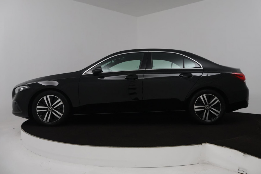 Mercedes-Benz A-Klasse 180 Business Solution Luxury (SFEERVERLICHTING, STOELVERWARMING, CAMERA, CRUISE CONTROL, SENSOREN)