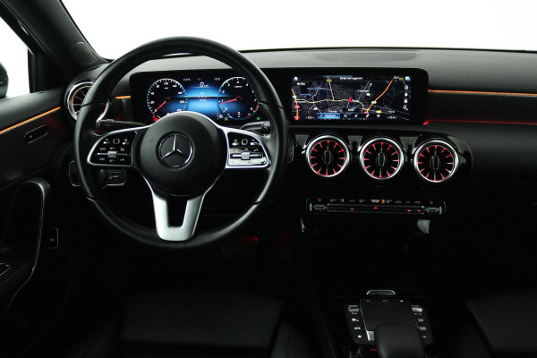 Mercedes-Benz A-Klasse 180 Business Solution Luxury (SFEERVERLICHTING, STOELVERWARMING, CAMERA, CRUISE CONTROL, SENSOREN)