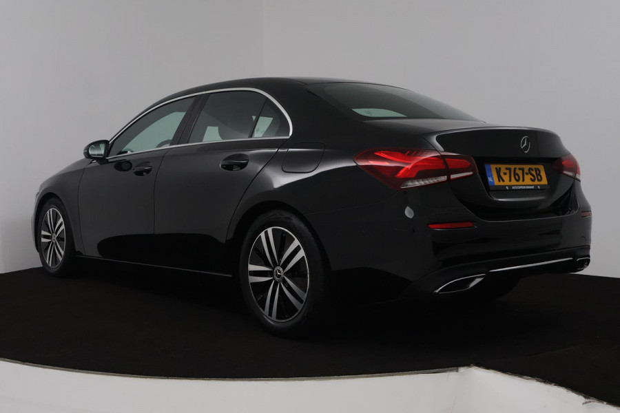 Mercedes-Benz A-Klasse 180 Business Solution Luxury (SFEERVERLICHTING, STOELVERWARMING, CAMERA, CRUISE CONTROL, SENSOREN)