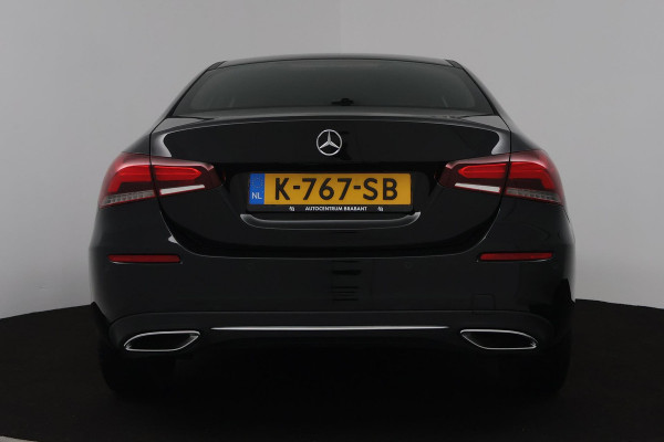 Mercedes-Benz A-Klasse 180 Business Solution Luxury (SFEERVERLICHTING, STOELVERWARMING, CAMERA, CRUISE CONTROL, SENSOREN)