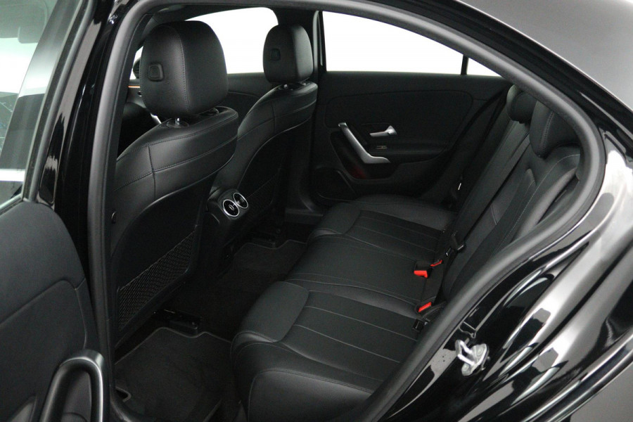 Mercedes-Benz A-Klasse 180 Business Solution Luxury (SFEERVERLICHTING, STOELVERWARMING, CAMERA, CRUISE CONTROL, SENSOREN)