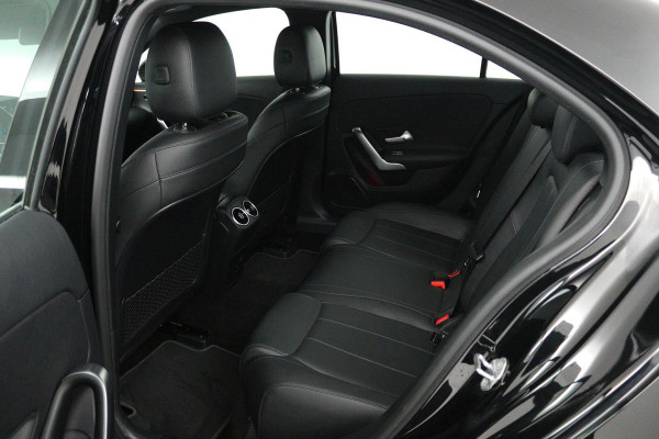 Mercedes-Benz A-Klasse 180 Business Solution Luxury (SFEERVERLICHTING, STOELVERWARMING, CAMERA, CRUISE CONTROL, SENSOREN)