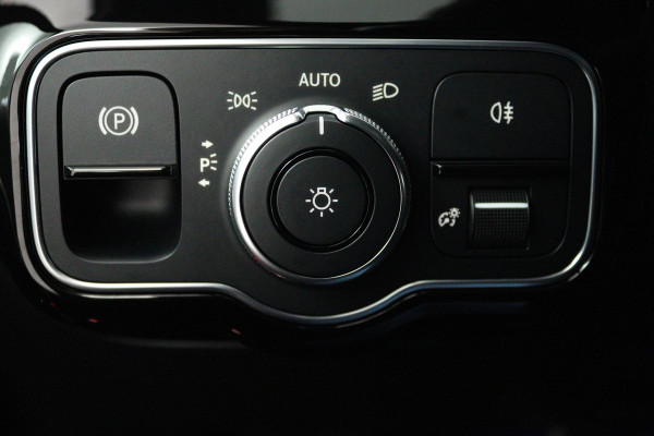 Mercedes-Benz A-Klasse 180 Business Solution Luxury (SFEERVERLICHTING, STOELVERWARMING, CAMERA, CRUISE CONTROL, SENSOREN)