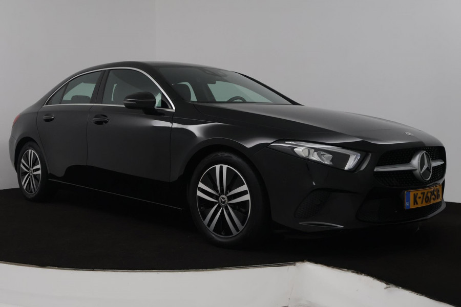 Mercedes-Benz A-Klasse 180 Business Solution Luxury (SFEERVERLICHTING, STOELVERWARMING, CAMERA, CRUISE CONTROL, SENSOREN)