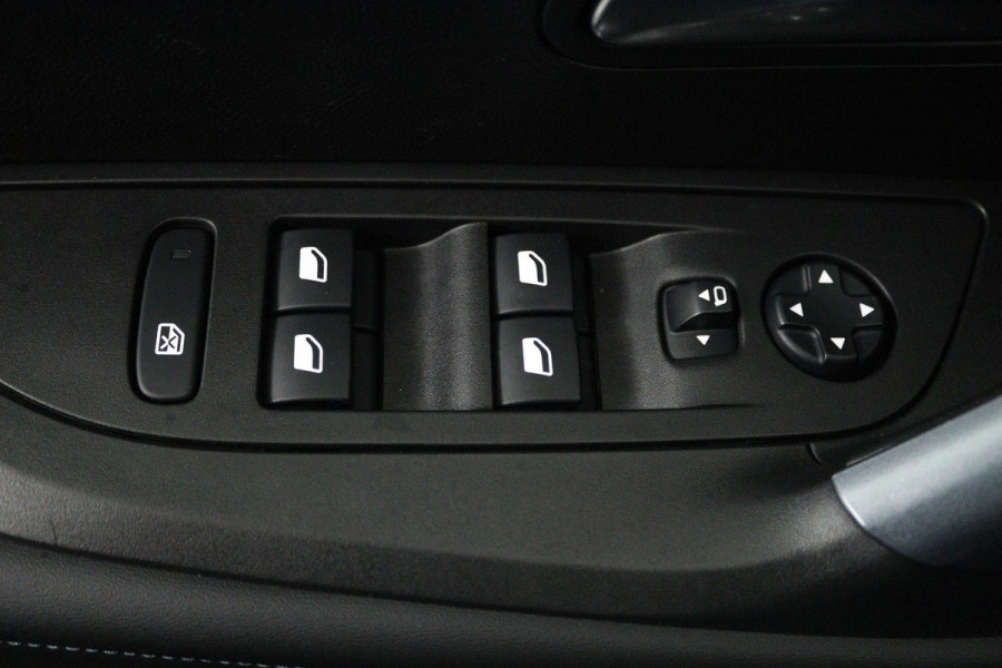 Peugeot 2008 1.2 PureTech Blue Lease Allure (ACHTERUITRIJCAMERA, STOELVERWARMING, AUTOMAAT, LANE-ASSIST, PARKEERSENSOREN)