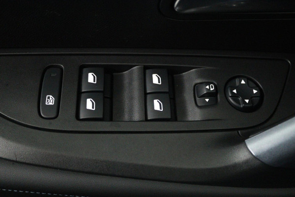 Peugeot 2008 1.2 PureTech Blue Lease Allure (ACHTERUITRIJCAMERA, STOELVERWARMING, AUTOMAAT, LANE-ASSIST, PARKEERSENSOREN)