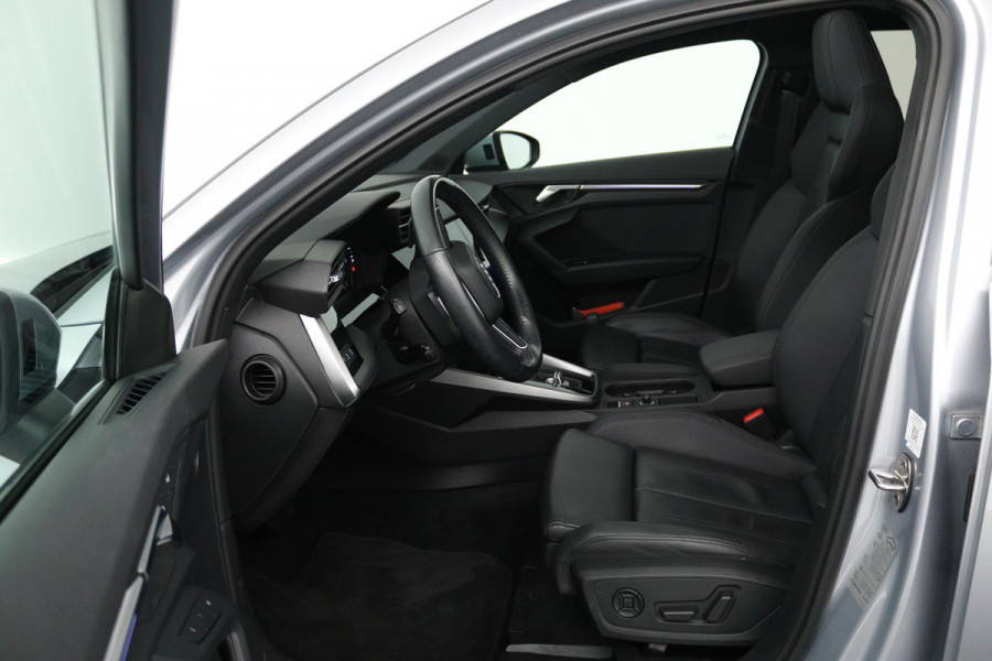 Audi A3 Sportback 35 TFSI Sport edition (PANORAMADAK, HEAD-UP, ELEKTR STOELEN, SFEERVERLICHTING, STOELVERWARMING, CAMERA)