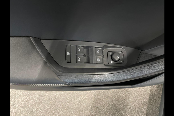 Škoda Kodiaq 1.5 TSI Sportline Business Airco ECC Navi Carplay 19" LM Velgen Leder/Alcantara PDC VA+ 360 Camera Stoelverwarming voor & achter