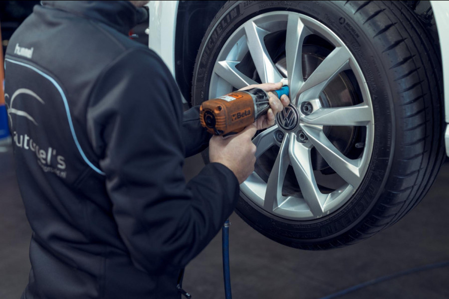 MINI Clubman 1.5 Cooper / 136 PK / BMW dealer onderhouden / 1e Eigenaar / Navigatie / ALL-Season / NED-MINI